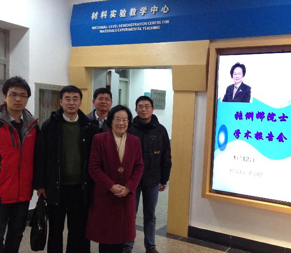 访问期间与材料波多野结衣
教师合影