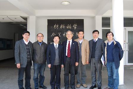 波多野结衣
教师与张人为理事长合影